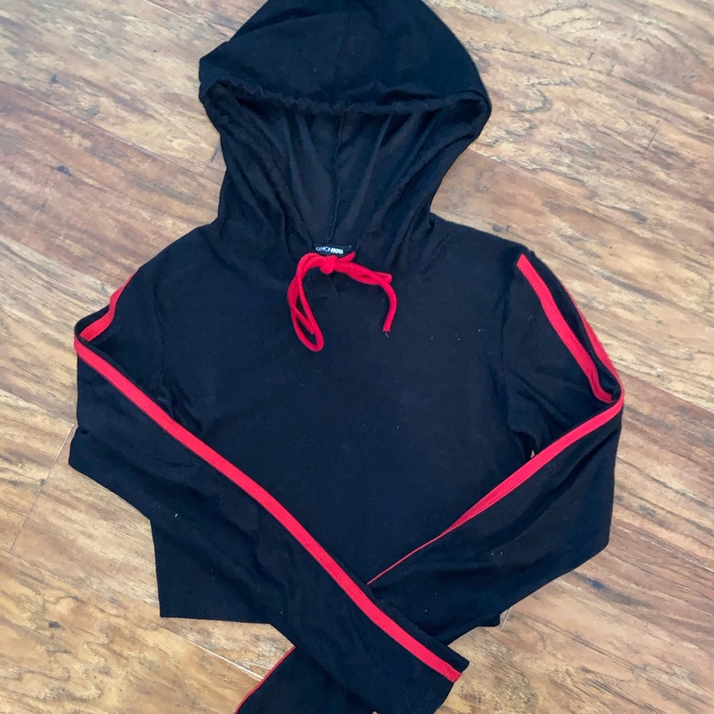 Women’s cropped long sleeve tee